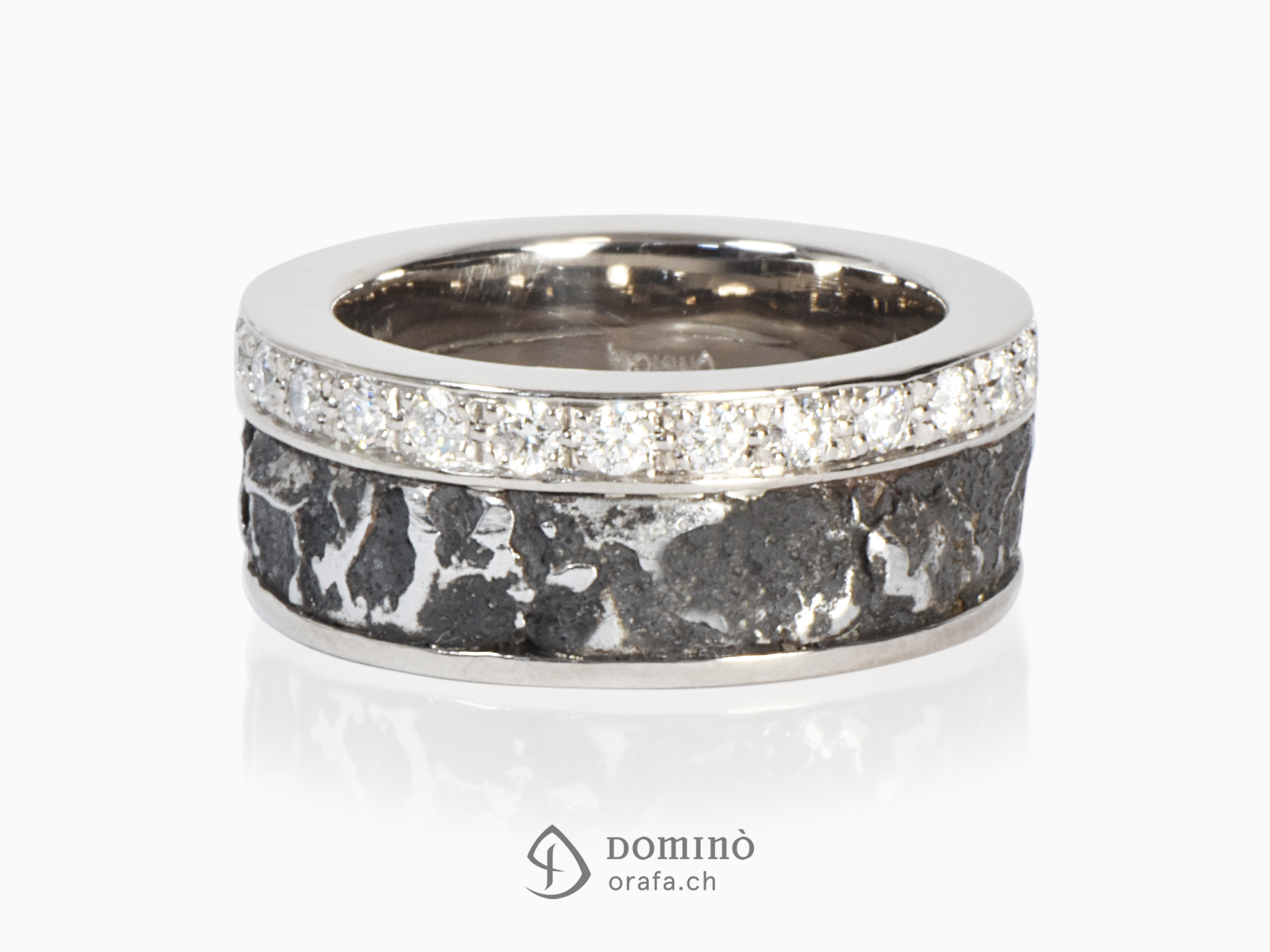 Ferro prezioso ring with diamonds