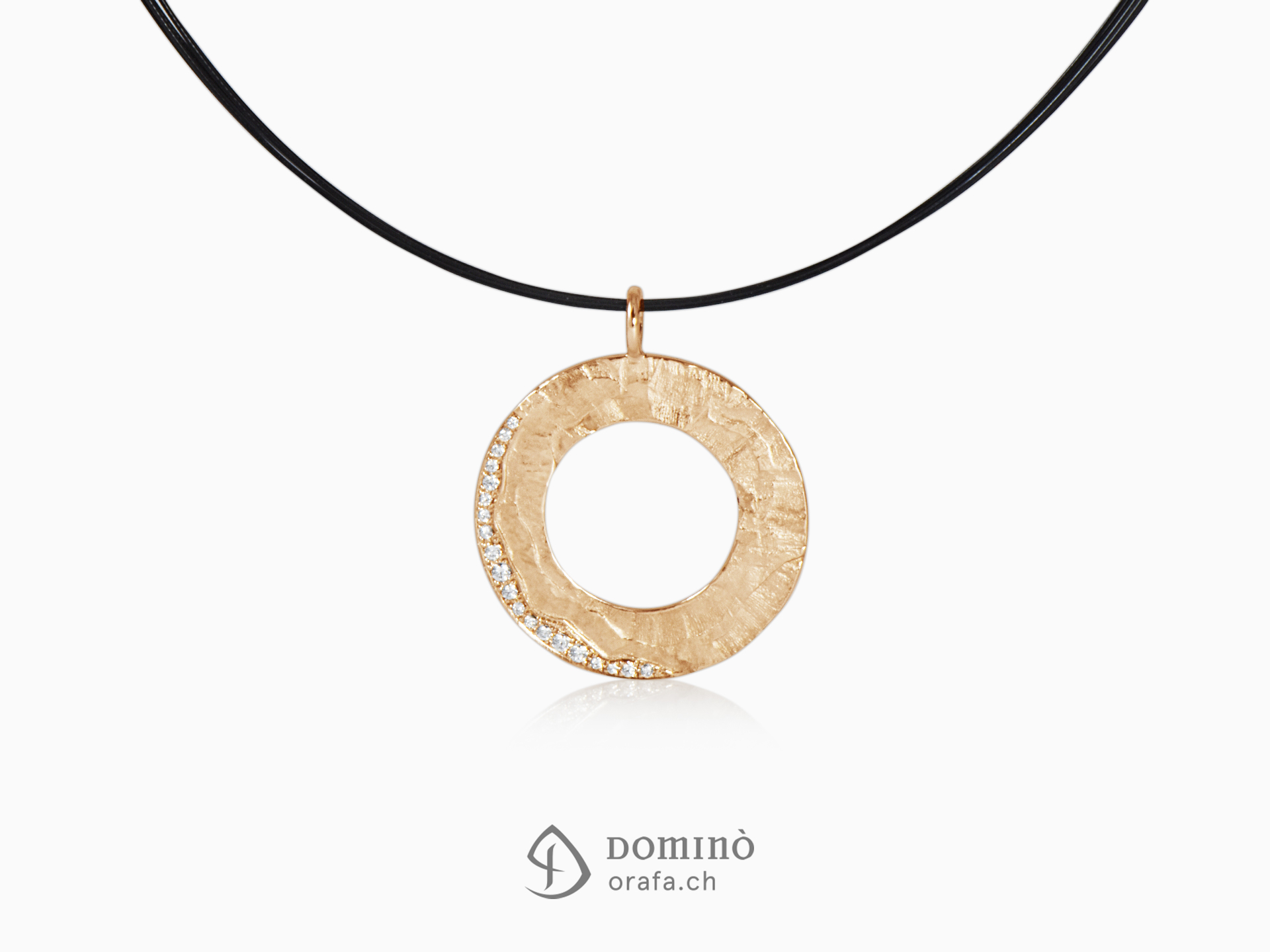 Circular Sentiero pendant with diamonds