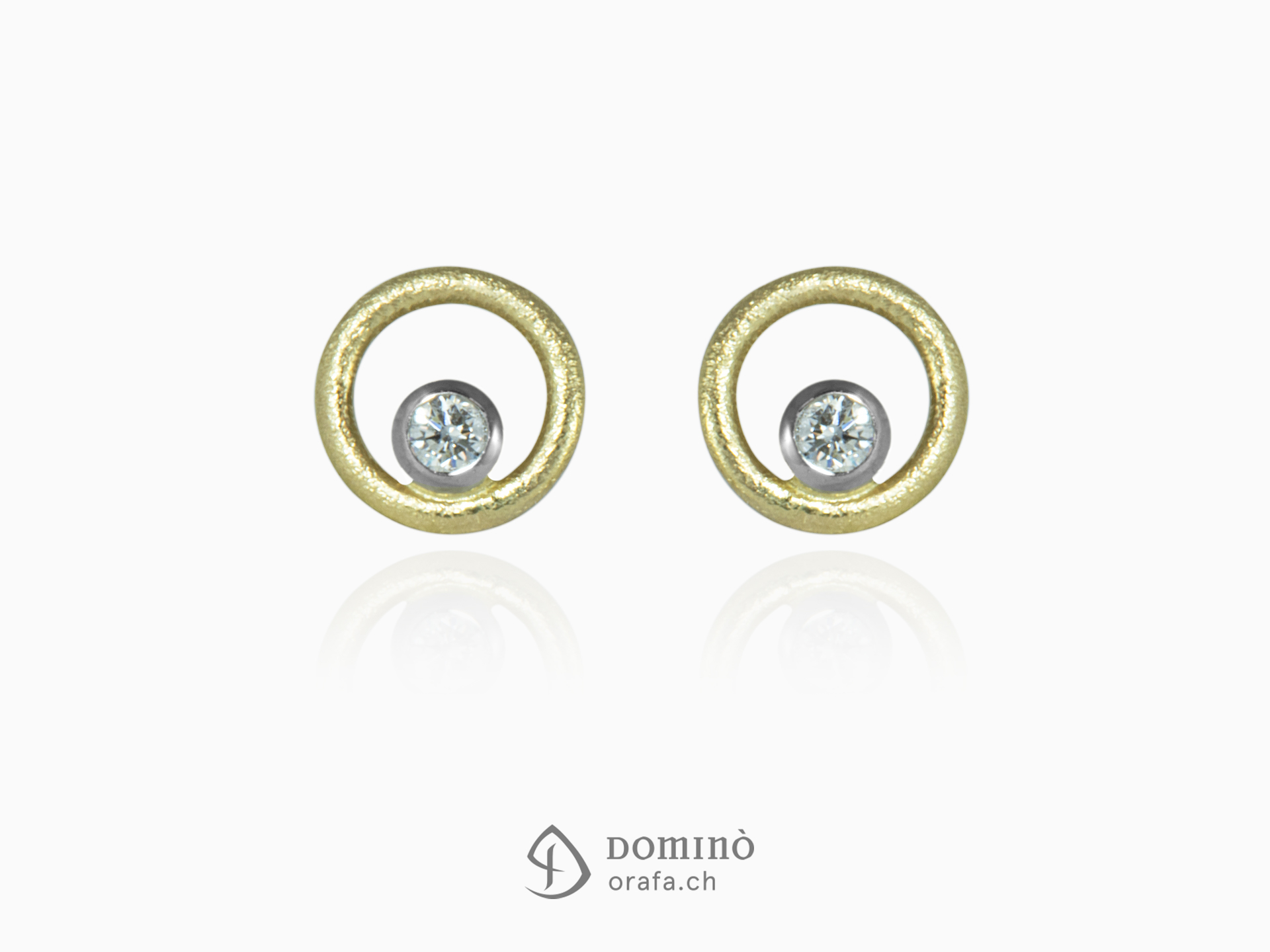 Gold earring with diamonds